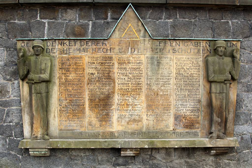 Kriegerdenkmal mit Inschrift: “Gedenket derer die ihr Leben gaben um ,der Heimat Recht und Ehre zu schützen.”