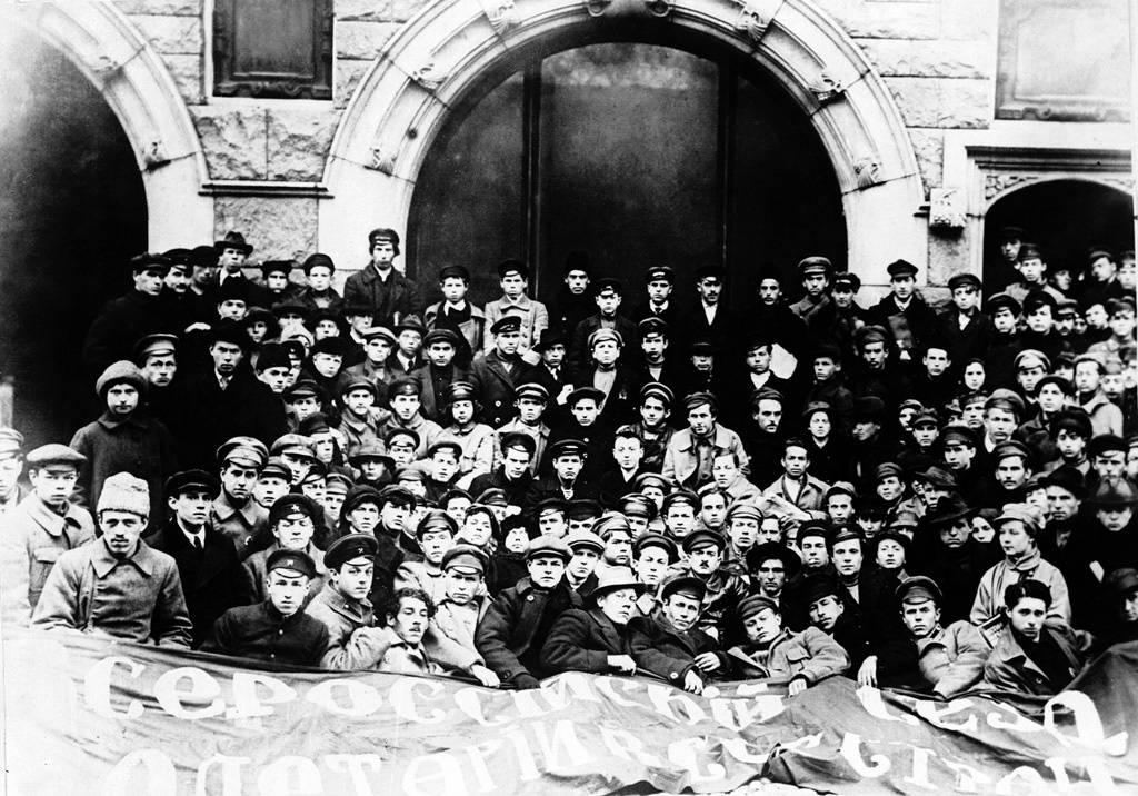 English: “Delegates to the 1st congress of the Komsomol”. October 1918. A group of delegates to the 1st All-Russia congress of unions of working and country youth which formed a public and political group which later was called the All-Union Lenin Communist Union of the Youth, or the Komsomol. In September 1991 the union dissolved itself.